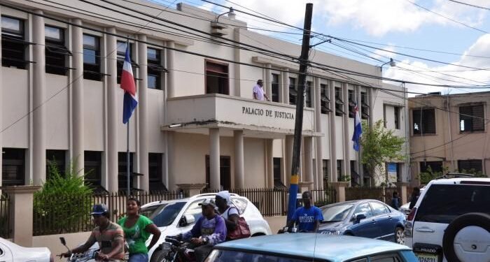 Condenan a 10 años de prisión a 2 hombres por tráfico personas