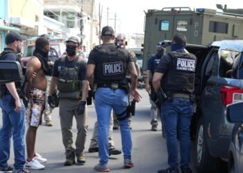 P. RICO: Dominicanos pasan el Niágara en bicicleta por asedio ICE