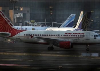 Se estrelló en India avión en que viajaban más de 240 personas