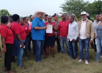 La Alcaldía de Dajabón entrega cheque por valor de RD$300,000 pesos a la Unión de Juntas de Vecinos para adquisición de terreno
