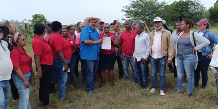 La Alcaldía de Dajabón entrega cheque por valor de RD$300,000 pesos a la Unión de Juntas de Vecinos para adquisición de terreno