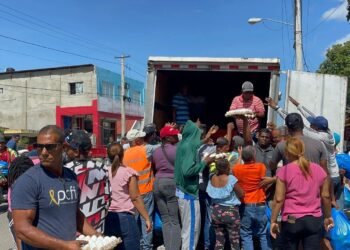Senador Ney Rodríguez realiza operativo con raciones alimenticias.