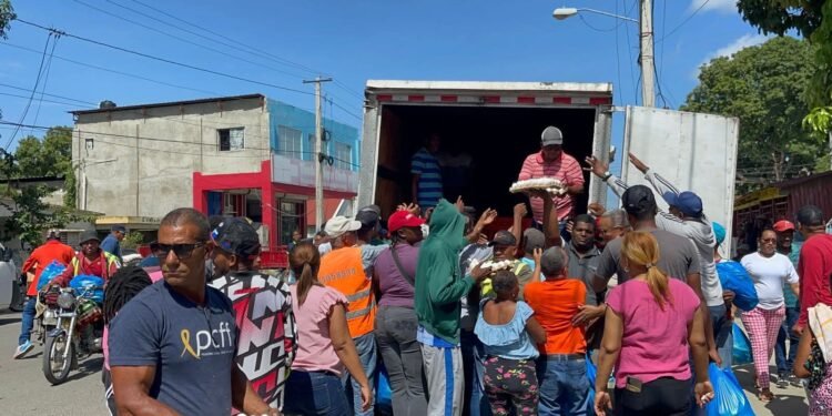 Senador Ney Rodríguez realiza operativo con raciones alimenticias.