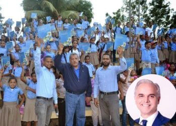 Luis “El Gallo” saluda llegada Moral y Cívica a las escuelas, favorece integrar la familia a la educación*