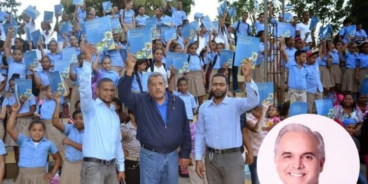 Luis “El Gallo” saluda llegada Moral y Cívica a las escuelas, favorece integrar la familia a la educación*