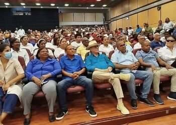 Hipólito Mejía moviliza cientos de perremeístas en apoyo a Carolina Mejía en Dajabón