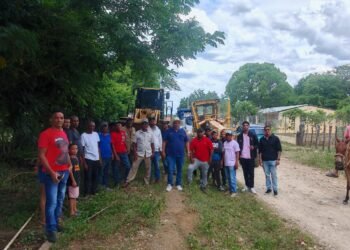 Alcaldía de Dajabón inicia reparación de caminos y mejora de servicios en comunidades La Ciénega y Los Arroyos