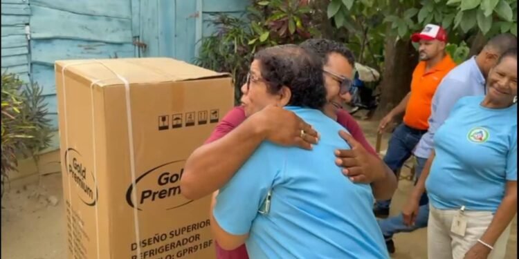 Diputado Tony Bengoa continúa entrega de electrodomésticos en la provincia Dajabón.