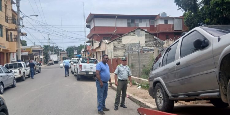 DIGESETT retira vehículos abandonados en calles de Dajabón durante operativo conjunto con el Ayuntamiento