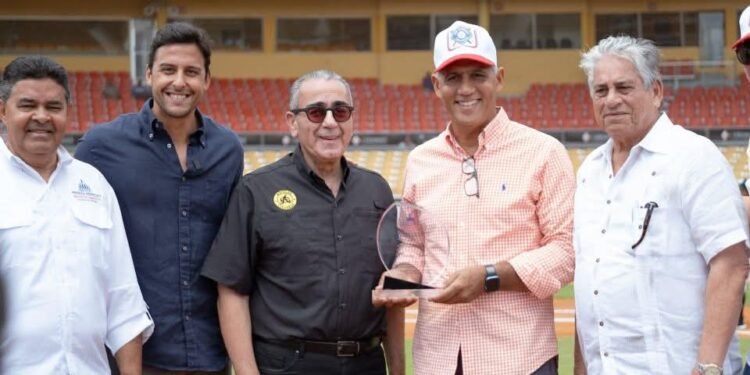 Con el apoyo de GBC Farmacias inauguran torneo de béisbol de la Liga Universitaria en Santiago