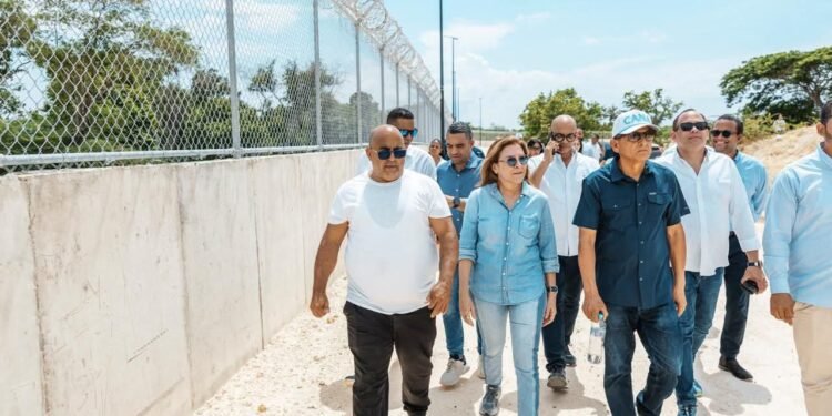 Carolina respalda construcción verja perimetral con Haití y propone muro económico y ecológico, en una visita realizada al empresario Takeshi Mukai.