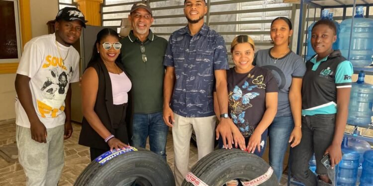 Diputado Tony Bengoa entrega gomas a estudiantes universitarios en el municipio de Restauración