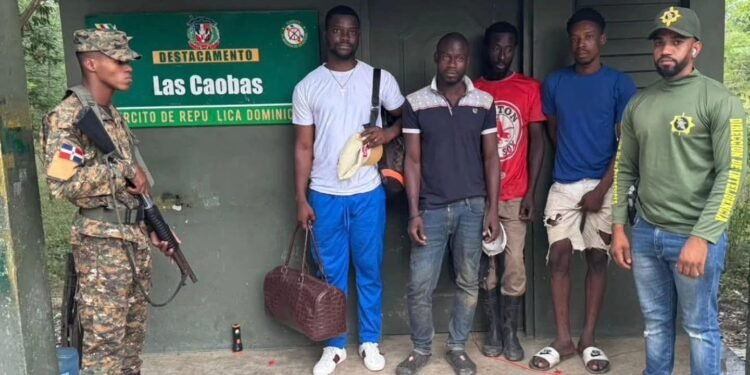 Ejército de República Dominicana detiene a 13 indocumentados en Dajabón y San Juan de la Maguana.