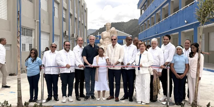 Presidente Abinader inaugura recinto UASD, Liceo Experimental y Escuela en Constanza en el marco del Plan Aulas 24/7