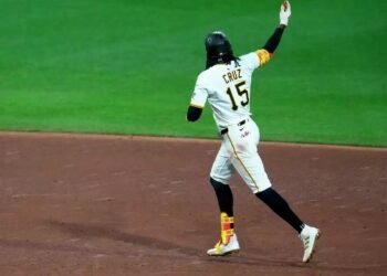 Dominicano Oneil Cruz conecta dos cuadrangulares para Piratas