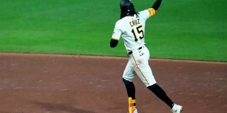 Dominicano Oneil Cruz conecta dos cuadrangulares para Piratas