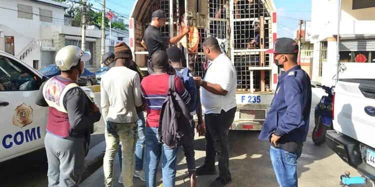 Migración RD detuvo a 2,086 haitianos y repatrió a otros 998
