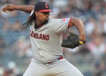 Dominicano Luis Ortiz blanquea a Yankees para guiar Cleveland
