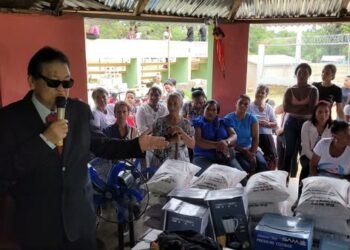 Empresario Takeshi Mukai entregó regalos por valor de más de 300 mil pesos a madres del municipio Restauración