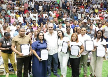 Abinader entrega 1,600 títulos de propiedad en La Romana