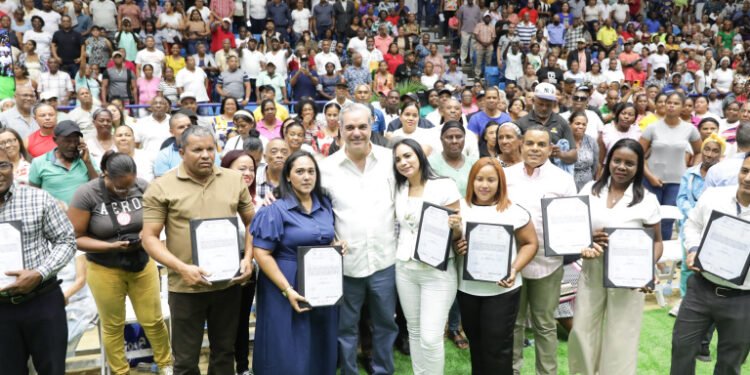Abinader entrega 1,600 títulos de propiedad en La Romana