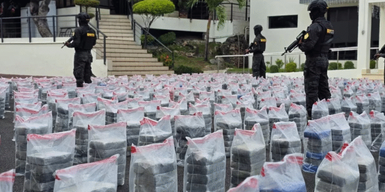 DNCD ocupa tonelada y media de cocaína en costa Pedernales