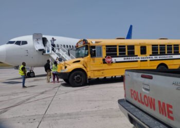 Llegan a Rep. Dominicana 102 deportados por Estados Unidos