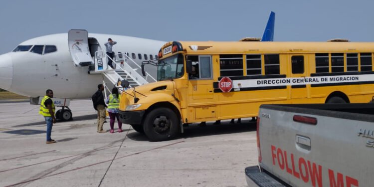 Llegan a Rep. Dominicana 102 deportados por Estados Unidos