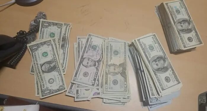 Aduana dominicana confisca US$40 mil a viajero de EEUU