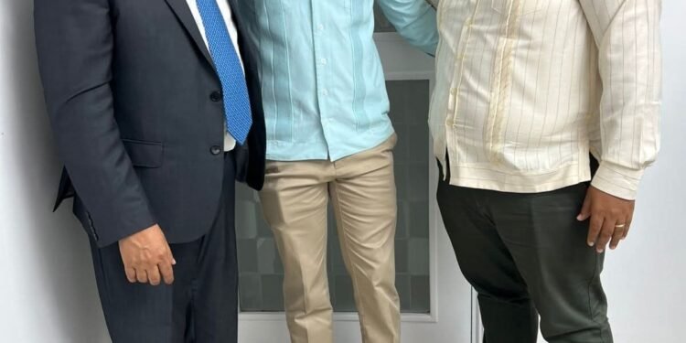 El reconocido dirigente político y ex presidente Municipal en Montecristi por el PRD, Felix Minaya (El Chino), se juramenta en la Fuerza Del Pueblo