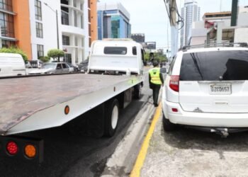 Conductores estacionen mal deberán pagar costos remolque