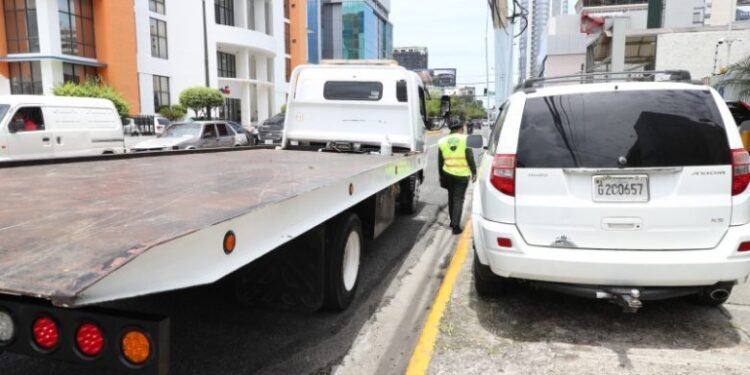 Conductores estacionen mal deberán pagar costos remolque