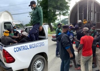 Detienen 2,016 haitianos sin papeles y deportan otros 900