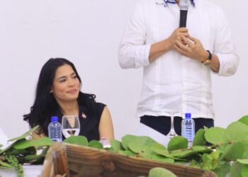 Gobernadora Leissa Cruz recibe al ministro Limbert Cruz en Montecristi