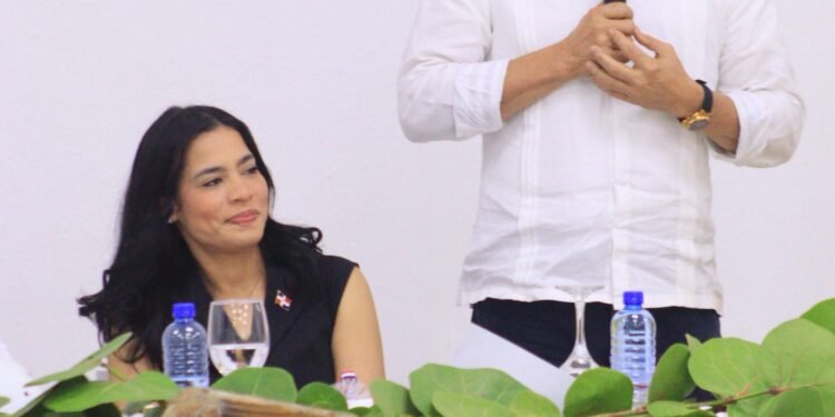 Gobernadora Leissa Cruz recibe al ministro Limbert Cruz en Montecristi