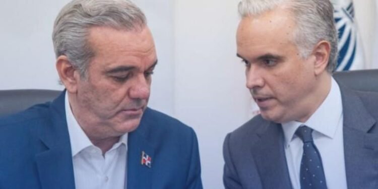 Ministro De Camps recibe al presidente Abinader y le presenta acciones en marcha de cara al inicio del año escolar 2025-2026