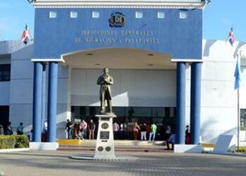 Migración multa a 25 empresas por emplear extranjeros ilegales