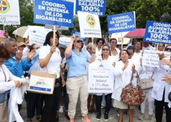Bioanalistas protestan frente al Palacio Nacional en demanda de aumento salarial