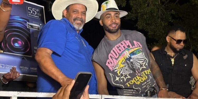 Dajaboneros reciben a caramelo en medio de fista y reconocimiento en su pueblo dajabon