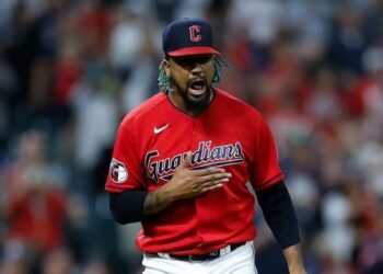 MLB investiga por apuestas al dominicano Emmanuel Clase