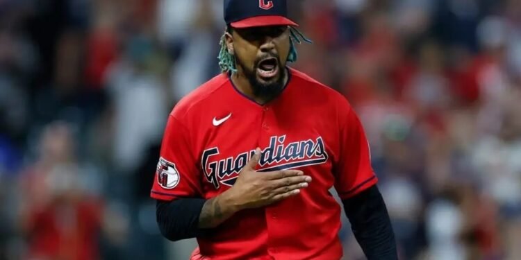 MLB investiga por apuestas al dominicano Emmanuel Clase