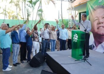 Leonel juramenta en la FP a exdirigentes diferentes partidos