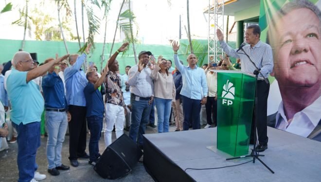 Leonel juramenta en la FP a exdirigentes diferentes partidos