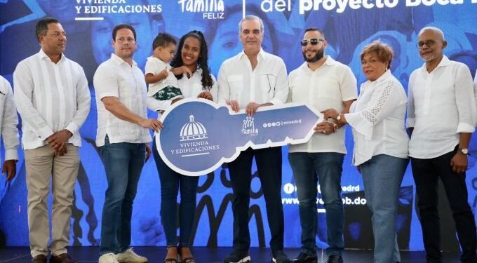 Abinader entrega apartamentos y supervisa la avenida Ecológica