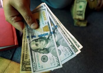 El dólar subió 5 centavos; este lunes era vendido a RD$60.57