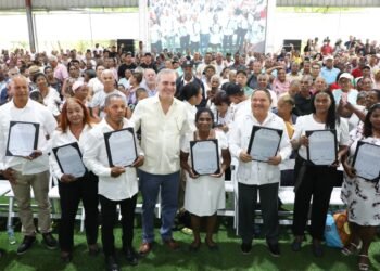 Presidente dominicano entrega otros 1,910 títulos de propiedad