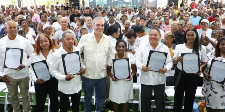 Presidente dominicano entrega otros 1,910 títulos de propiedad