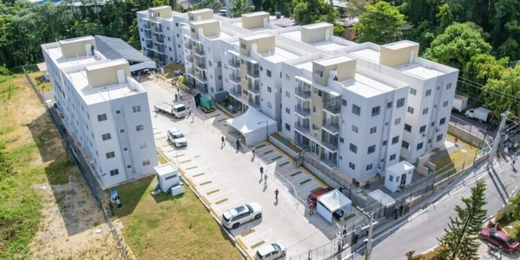 Presidente dominicano entrega apartamentos en Arroyo Hondo
