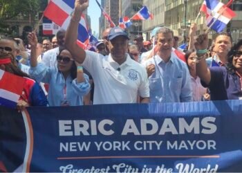 Miles participan en el Desfile Nacional Dominicano en NYC