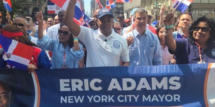 Miles participan en el Desfile Nacional Dominicano en NYC
